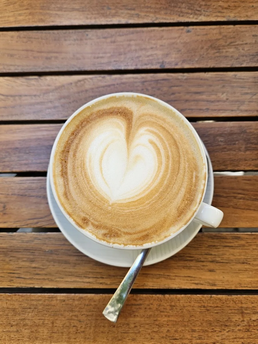Das Neuhausen // Restaurant // Garten // Bar – Cappuccino in München, Bayern