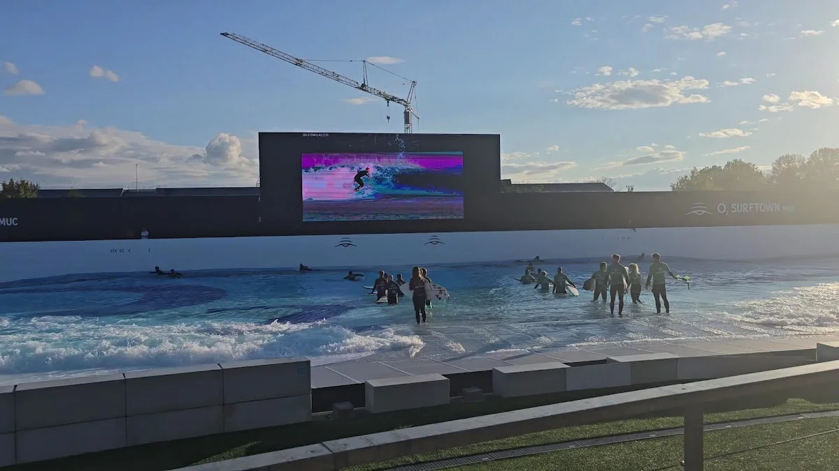 o2 SURFTOWN MUC – Schwimmbecken in Hallbergmoos, Bayern