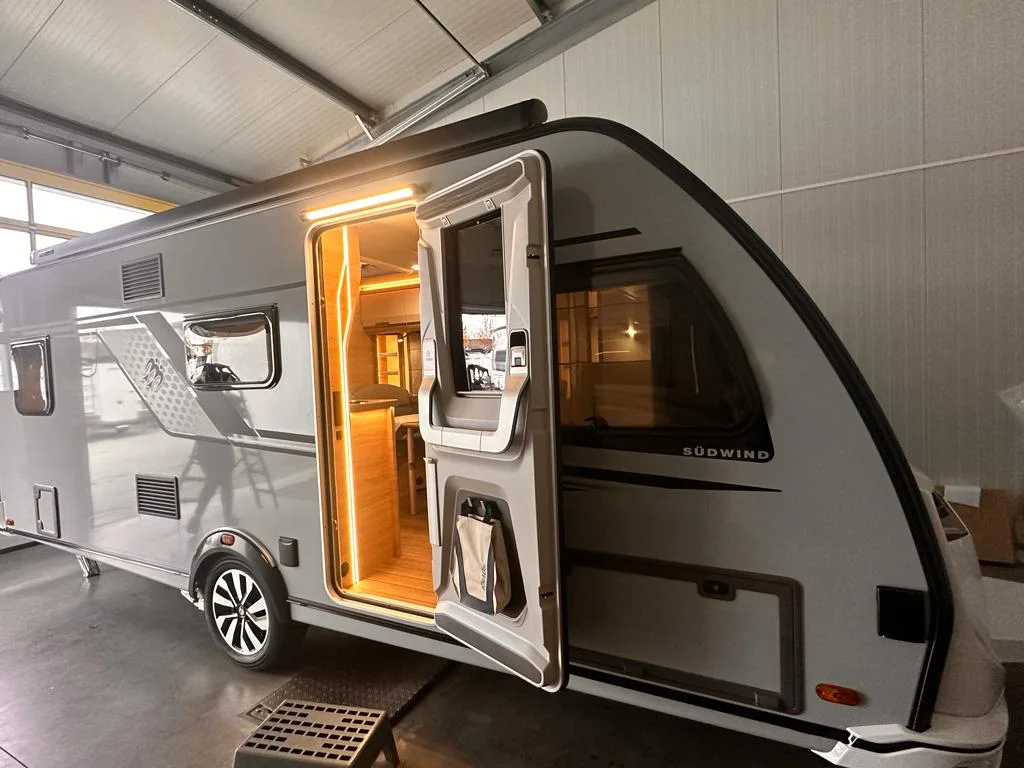 Wohnmobilcenter Petz – Innenansichten in Augsburg, Bayern