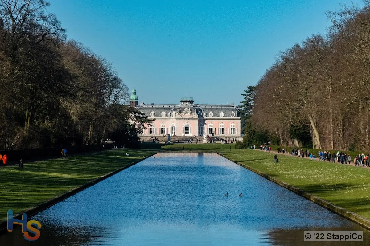 Schloss Benrath – Spiegelweiher in Düsseldorf, Nordrhein-Westfalen