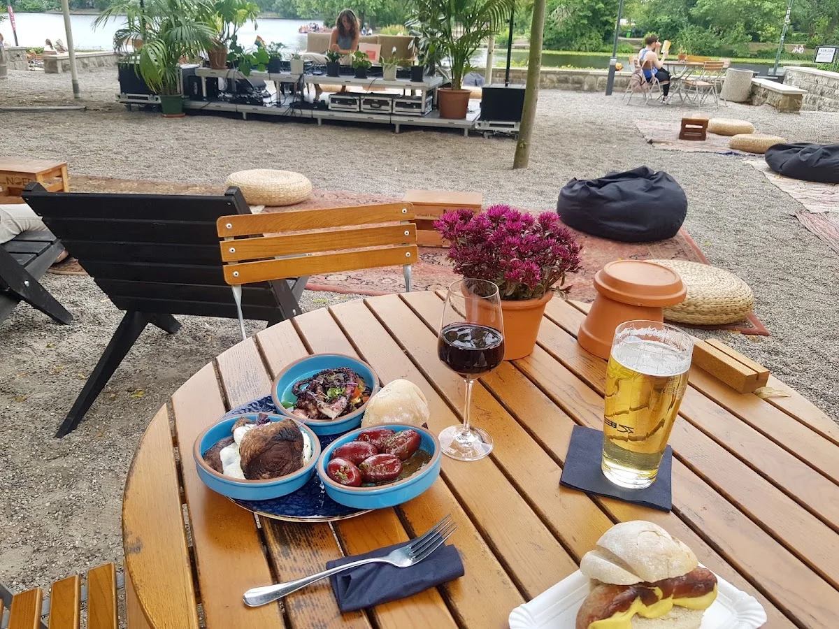 Zenner Biergarten und Weingarten – Essen und Trinken in Berlin