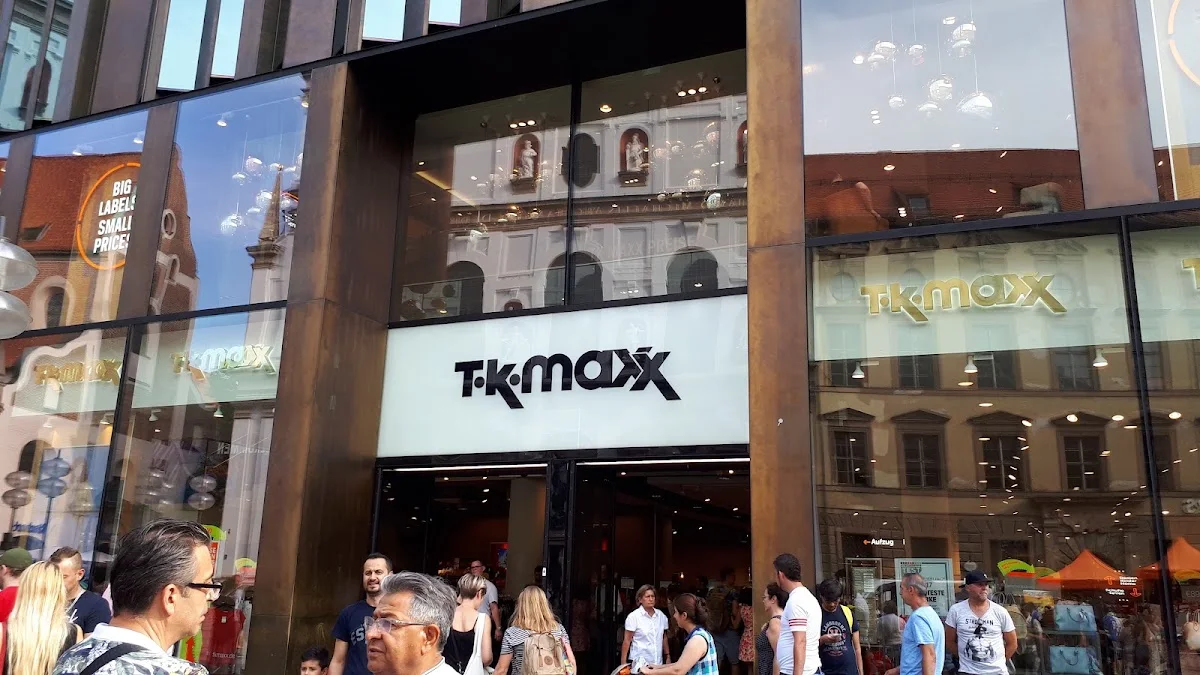 TK Maxx – Innenansichten in München, Bayern