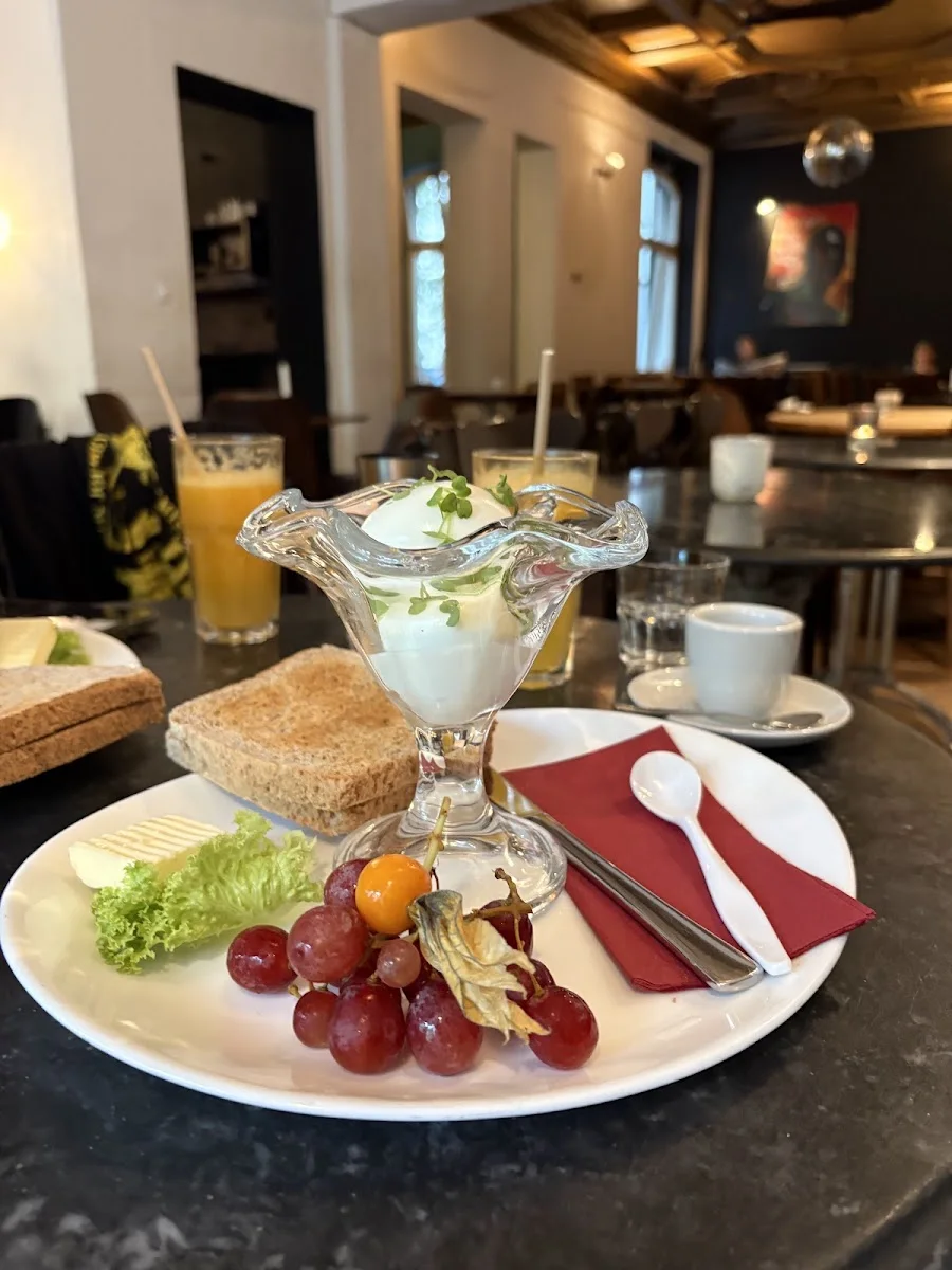 Schwarzes Cafe – Essen und Trinken in Berlin