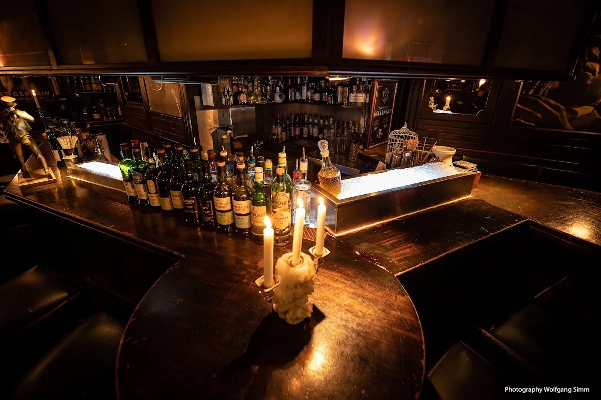 Schwarz Weiß Bar – Profilfoto in Stuttgart, Baden-Württemberg