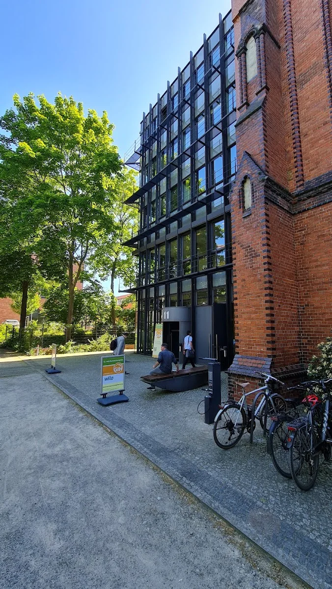 Umweltforum – Besucherfoto: Andreas Halboth (Architekt) in Berlin