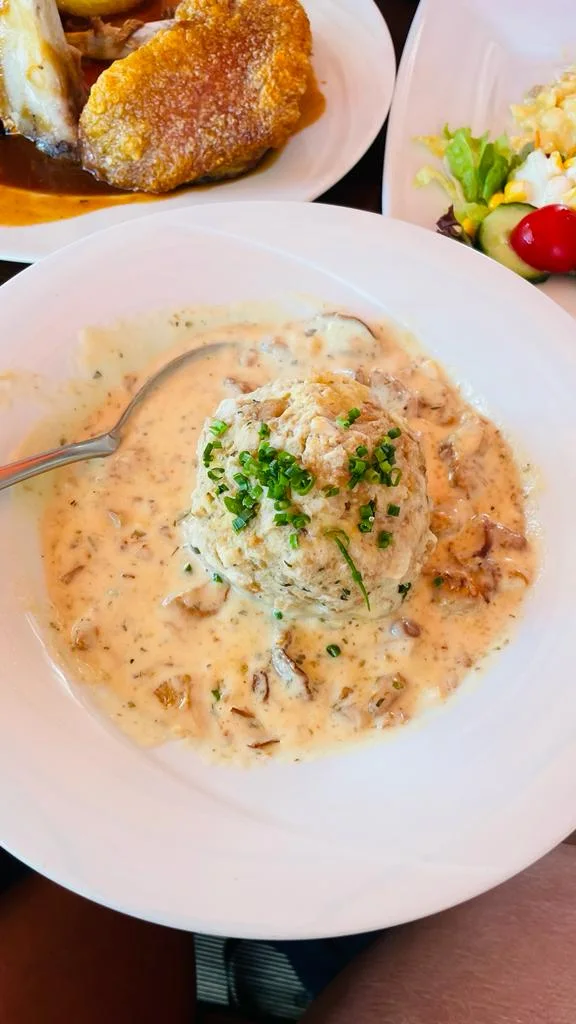 Gaststätte Jagdschlössl – Biscuits and Gravy in München, Bayern