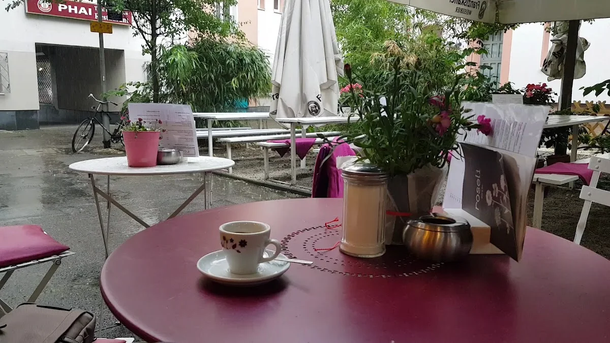 Roseli Café & Bar – Atmosphäre in Frankfurt am Main, Hessen