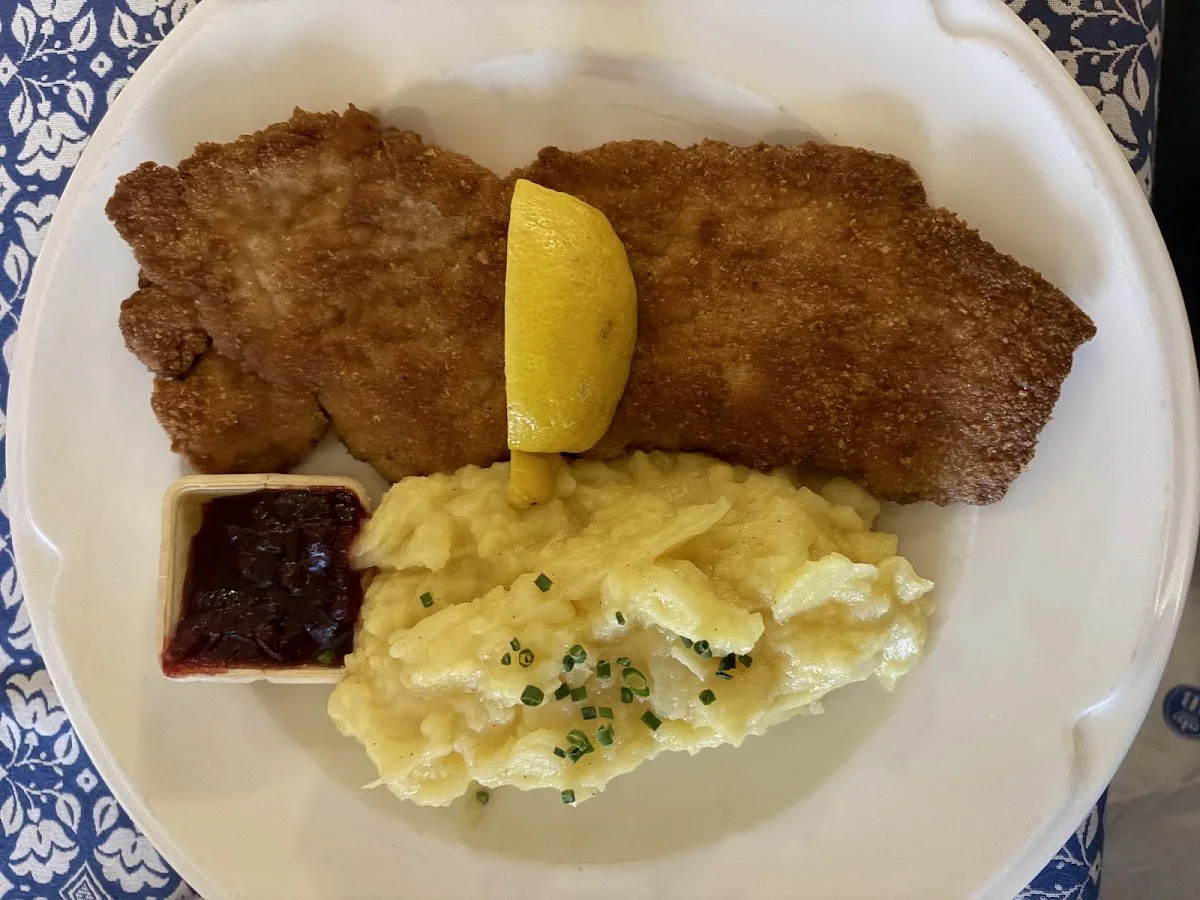 Hofbräuhaus München – Schnitzel in München, Bayern