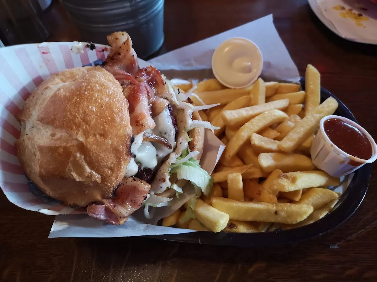 Dieter Sanchez - Home of Philly Cheesesteak - TANKBIER I BURGER I PULLED PORK – Chicken Sandwich in Hamburg