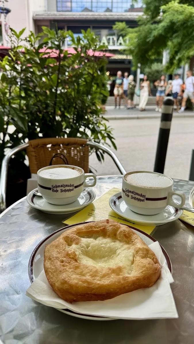 Schmalznudel - Cafe Frischhut – Essen und Trinken in München, Bayern