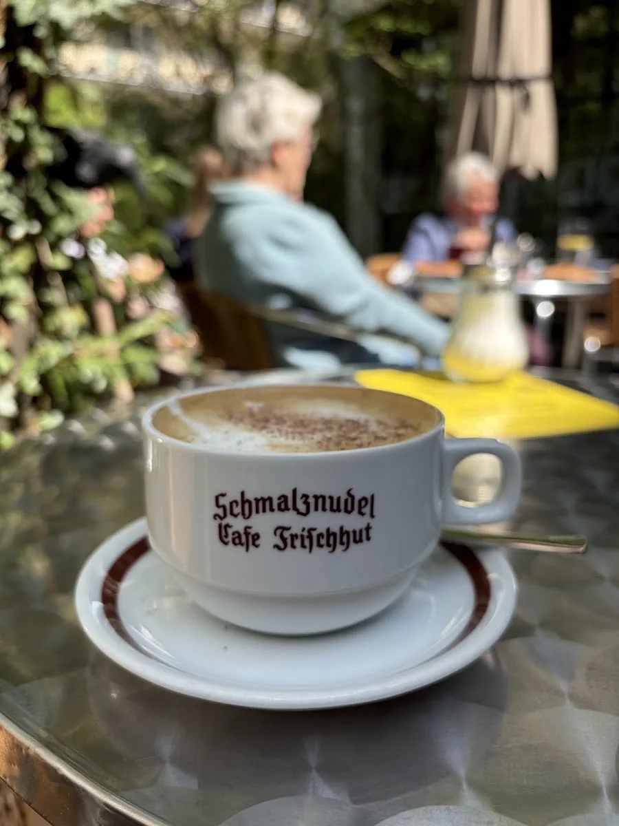 Schmalznudel - Cafe Frischhut – Cappuccino in München, Bayern