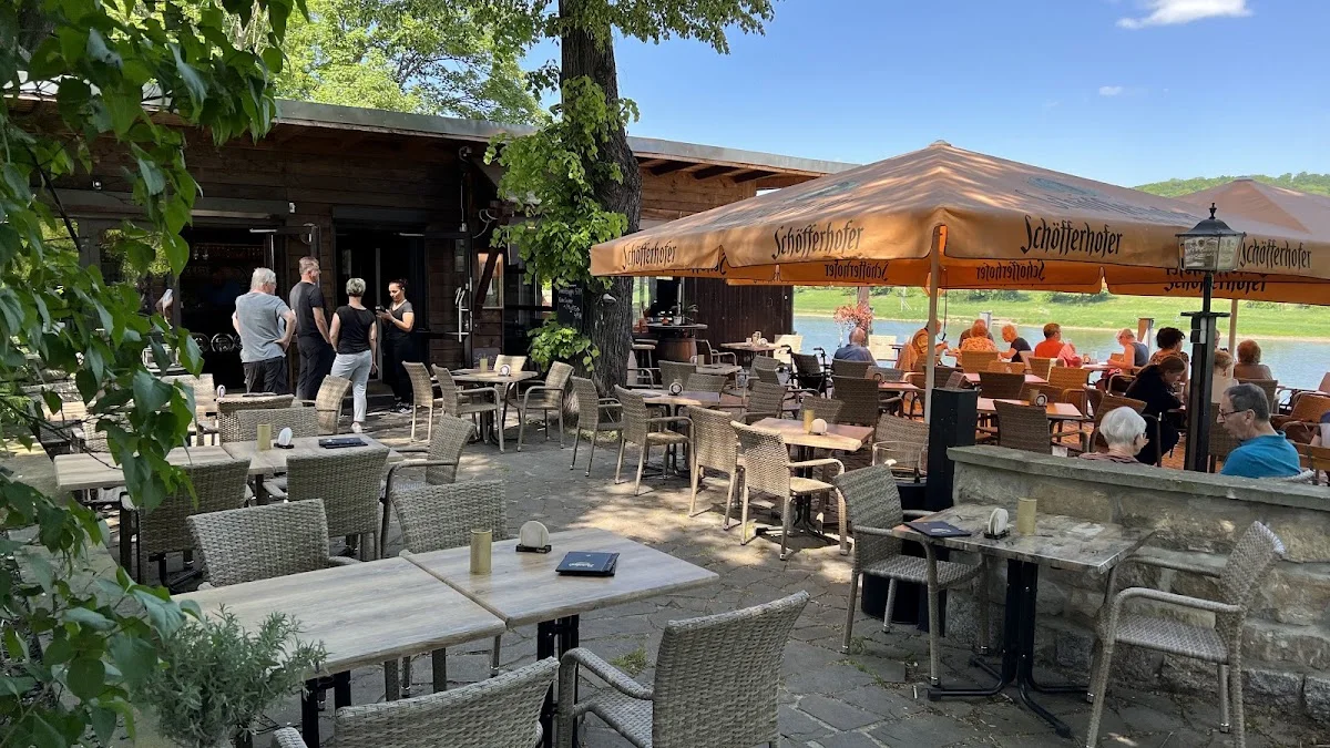 „Feuchte Kurve“ Schankwirtschaft zur Elbterrasse Laubegast – Atmosphäre in Dresden, Sachsen