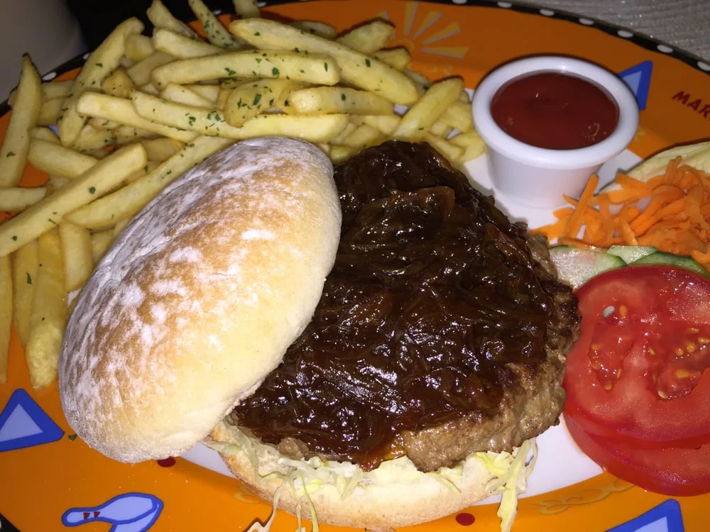Max Munich Bowling – Hamburger in Brunnthal, Bayern