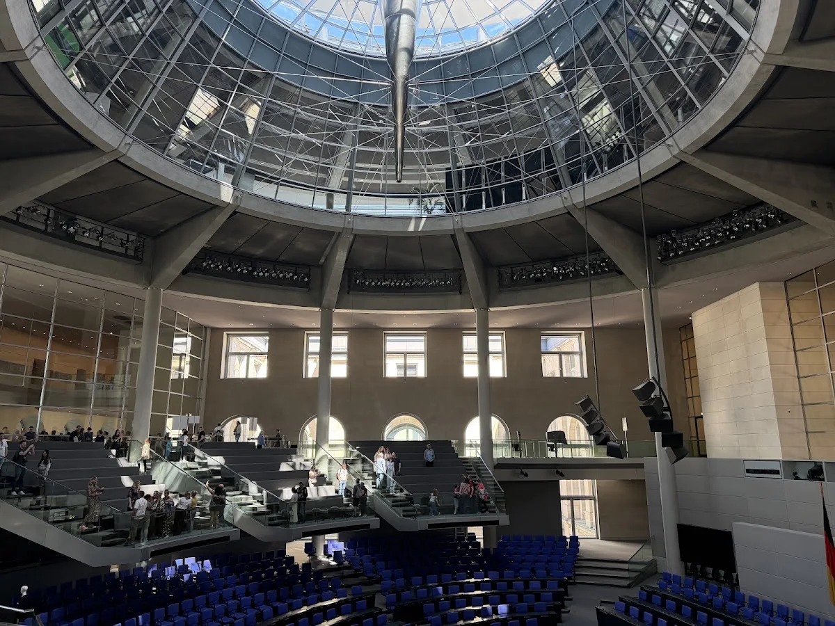 Regional Tours - Start Tour Regierungsviertel Reichstag – Innenansichten in Berlin