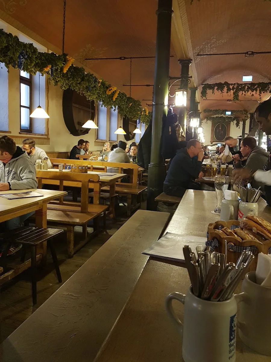 Augustiner Bräustuben – Essen und Trinken in München, Bayern