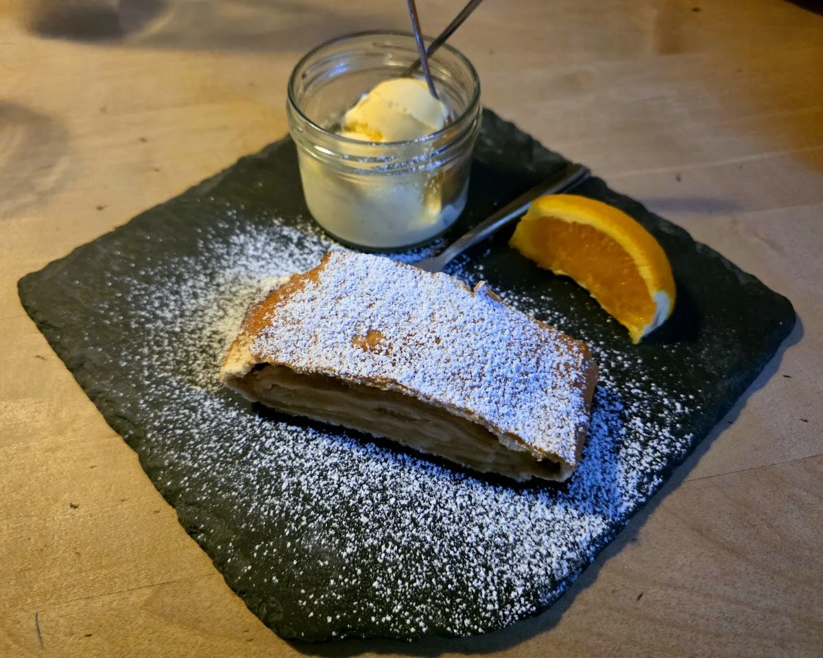 Augustiner Bräustuben – Apfelstrudel in München, Bayern