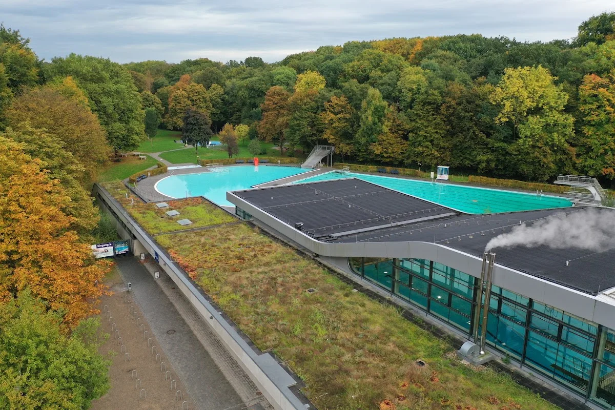 Hallen- und Freibad Wiembachtal - Das Freibad öffnet täglich von 8 - 18 Uhr – Schwimmbecken in Leverkusen, Nordrhein-Westfalen