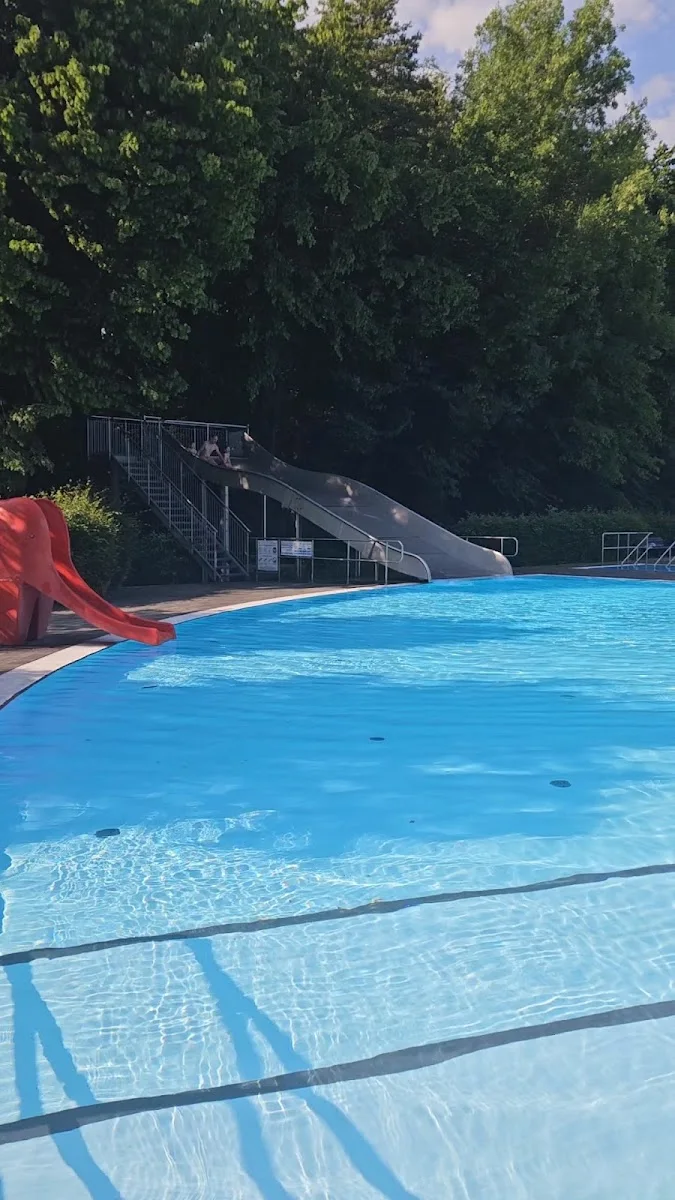 Hallen- und Freibad Wiembachtal - Das Freibad öffnet täglich von 8 - 18 Uhr – Besucherfoto von Angie in Leverkusen, Nordrhein-Westfalen