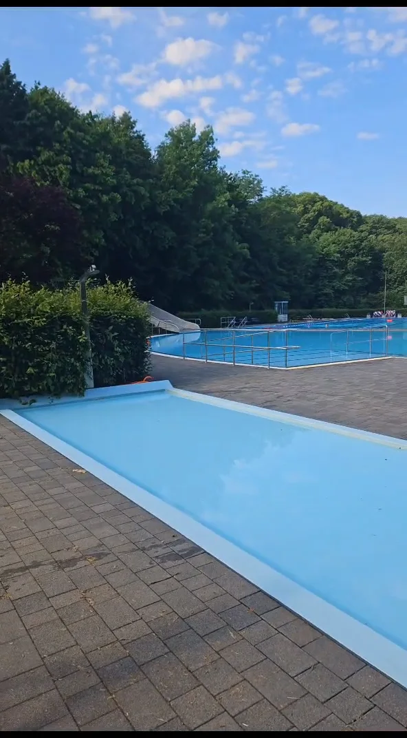 Hallen- und Freibad Wiembachtal - Das Freibad öffnet täglich von 8 - 18 Uhr – Besucherfoto von Angie in Leverkusen, Nordrhein-Westfalen