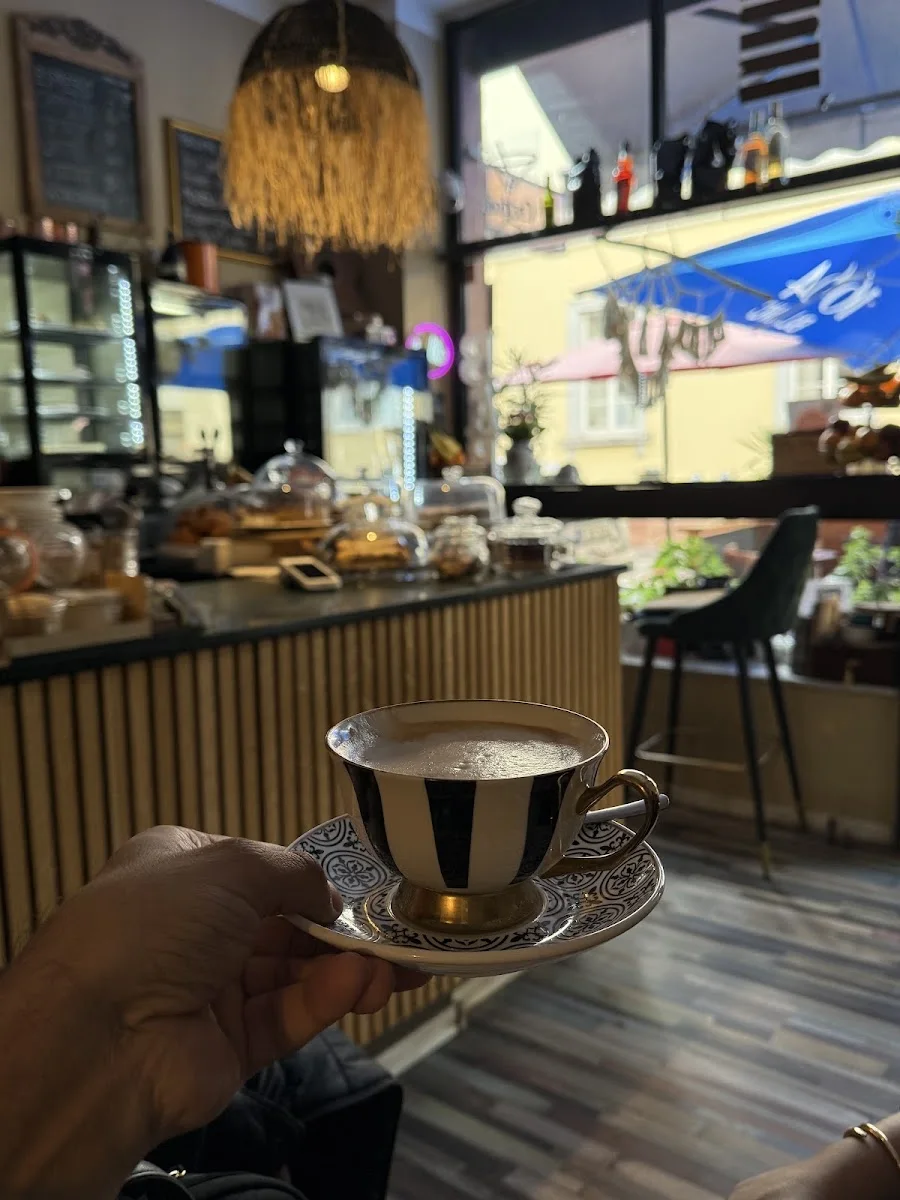 Le Petit Café – Atmosphäre in Frankfurt am Main, Hessen
