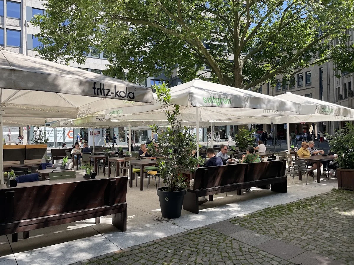 Sattgrün Köln – Atmosphäre in Köln, Nordrhein-Westfalen