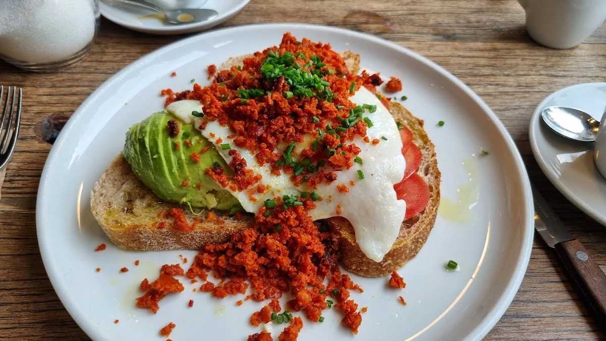 Frau Lüske Kaffeehaus – Avocado-Toast in Berlin