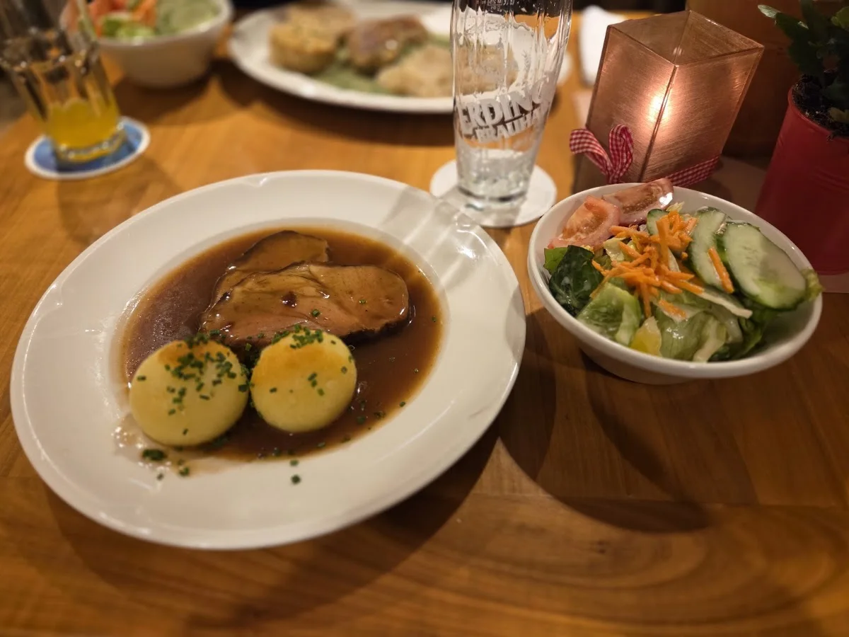 Gasthaus & Hotel zum ERDINGER Weißbräu München – Sauerbraten in München, Bayern