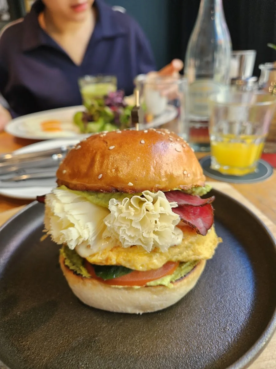 Café de Paris Cologne – Restaurant mit europäischer Küche in Köln, Nordrhein-Westfalen