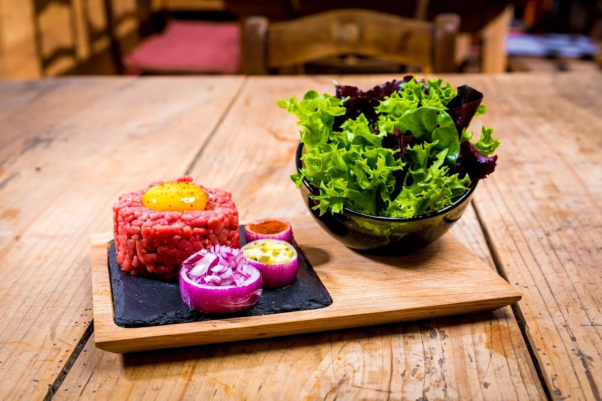 Bio Restaurant Land.Luft Leberfing am Biohof – Beefsteak Tatar in Roßbach, Bayern