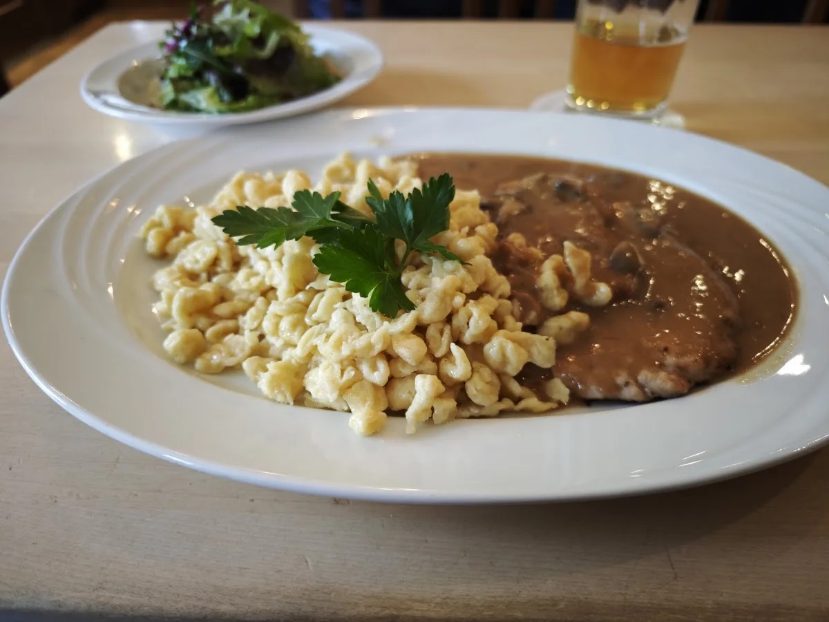 Hofbräu am Oberwiesenfeld – Spätzle in München, Bayern