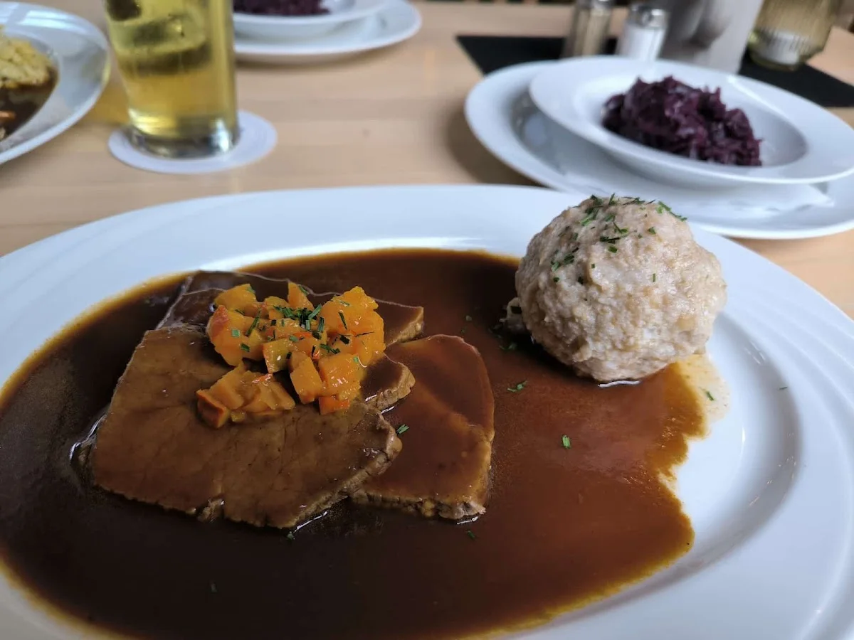 Hofbräu am Oberwiesenfeld – Sauerbraten in München, Bayern