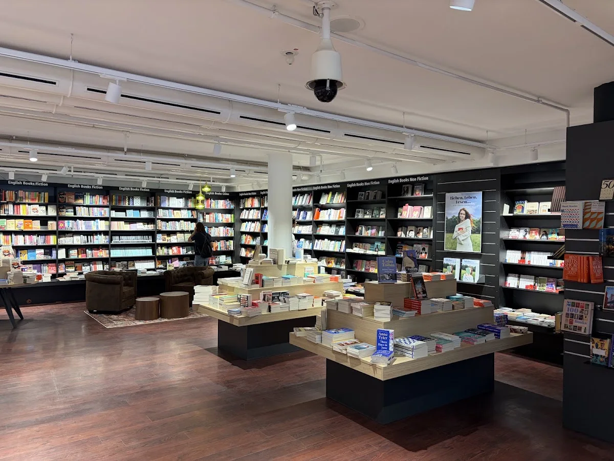 Buchhandlung Hugendubel Frankfurt – Regal in Frankfurt am Main, Hessen