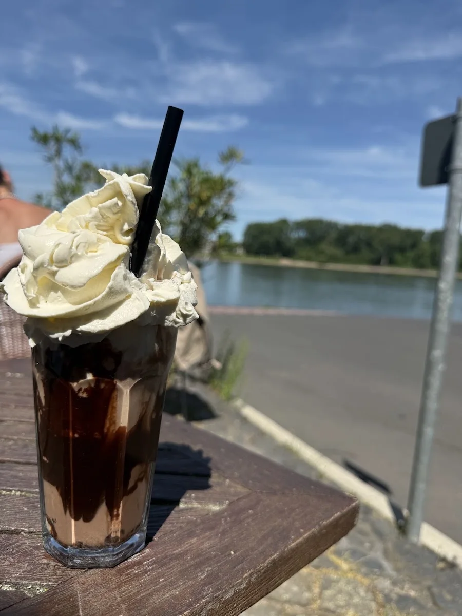 Fährpavillon Graurheindorf (Graubi Bar) – Eiskaffee in Bonn, Nordrhein-Westfalen