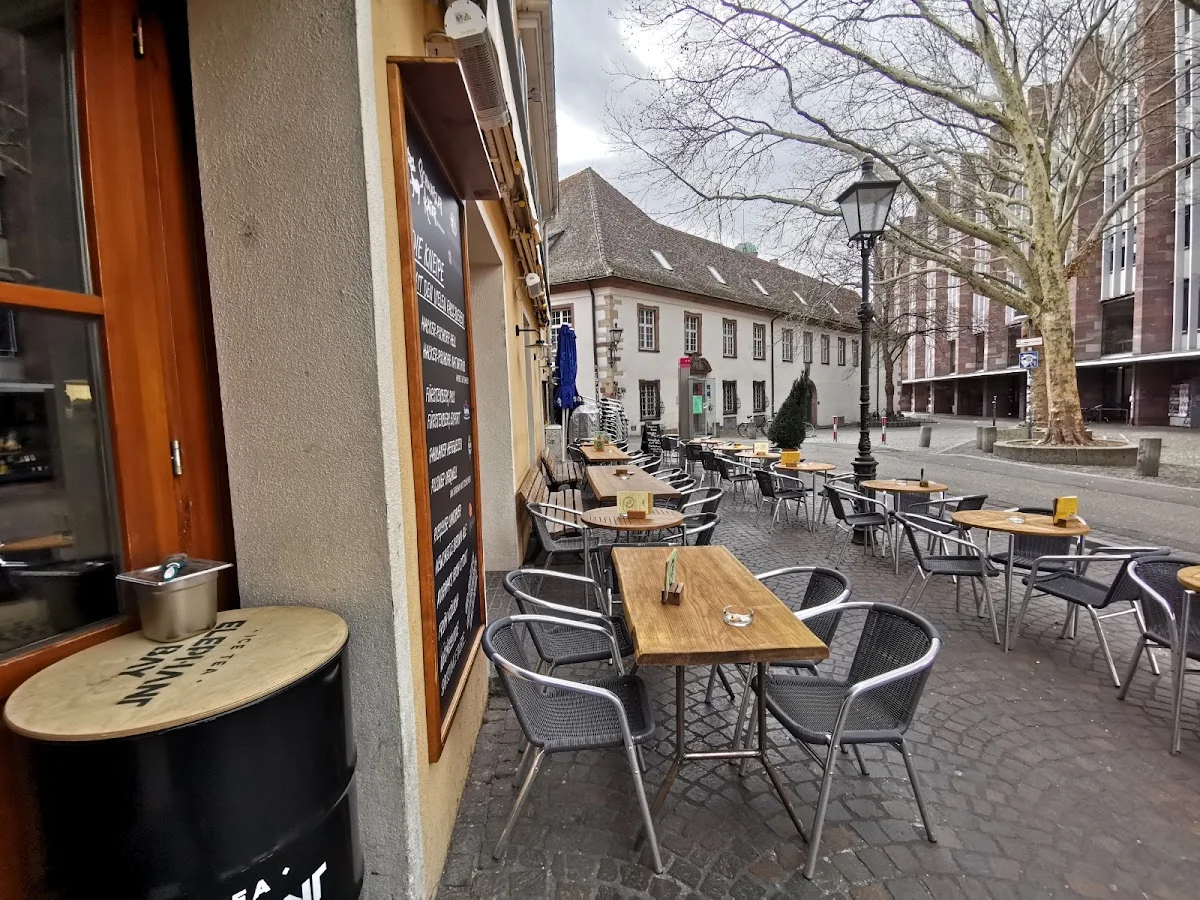 Schwarzer Kater – Atmosphäre in Freiburg im Breisgau, Baden-Württemberg