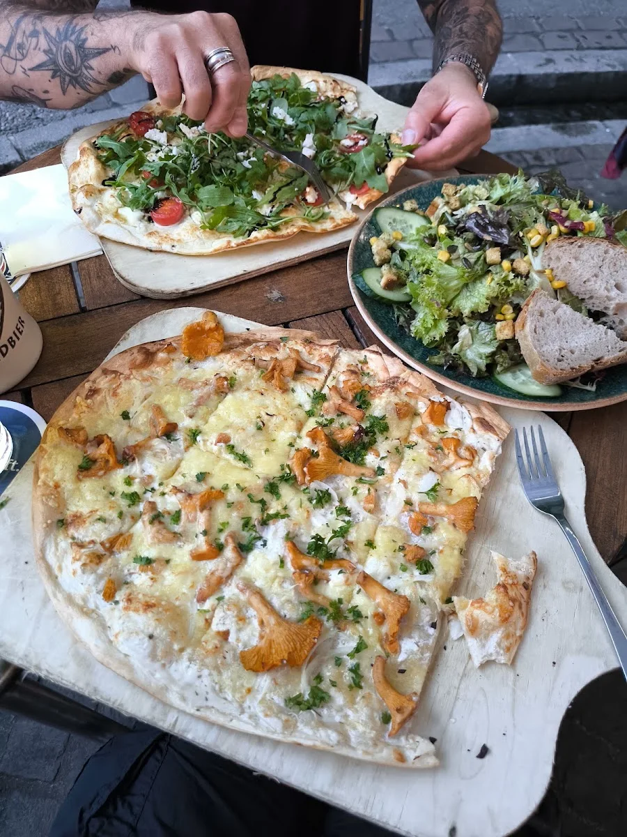 Schwarzer Kater – Flammkuchen in Freiburg im Breisgau, Baden-Württemberg