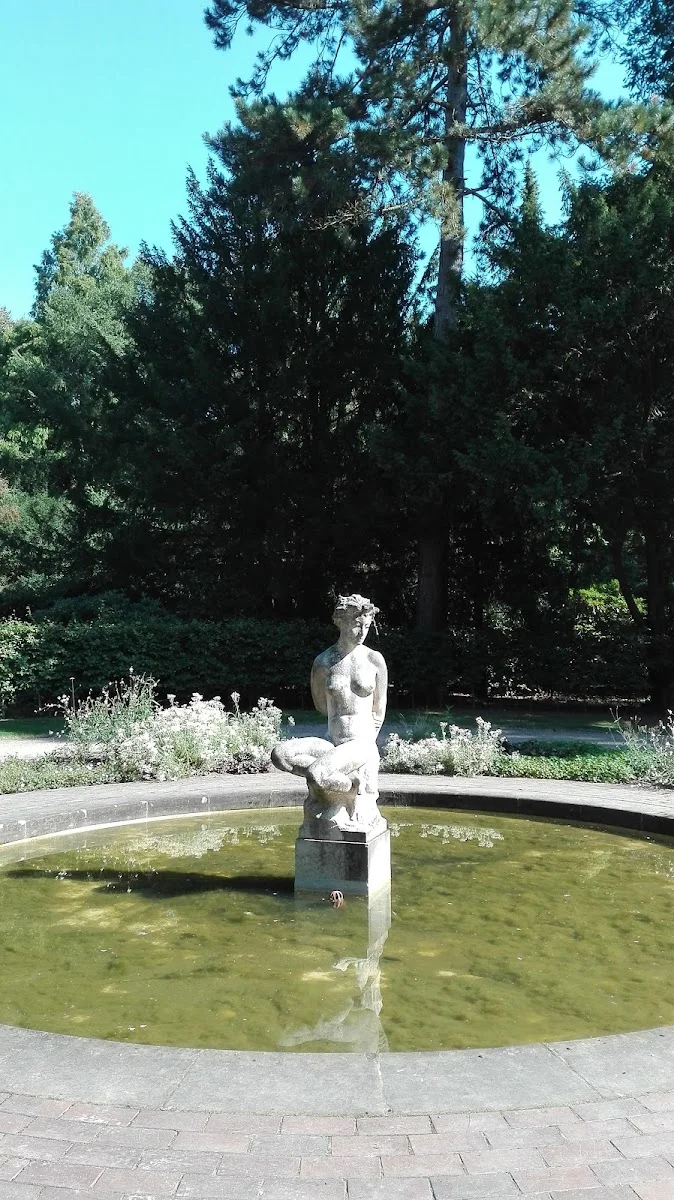 Landhaus Walter – Statue - Weiblicher Akt / Female Nude (Albert Woebcke) in Hamburg