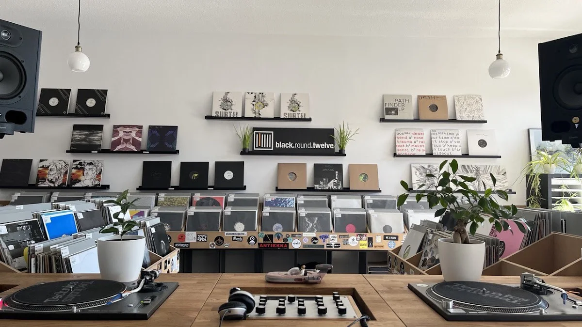 black.round.twelve - record store & distribution – Sahibinin seçtikleri in Berlin