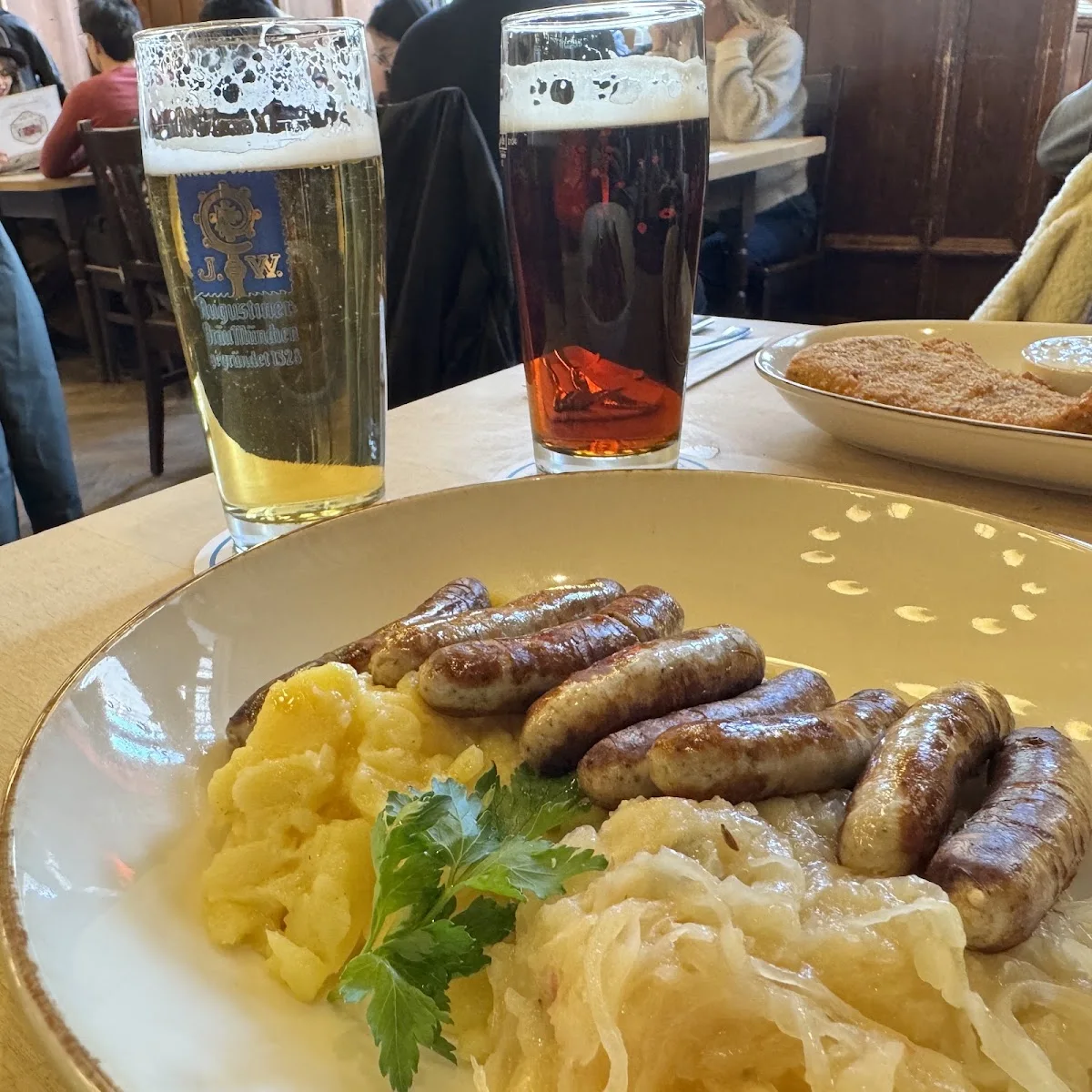 Augustiner Klosterwirt – Bratwurst in München, Bayern