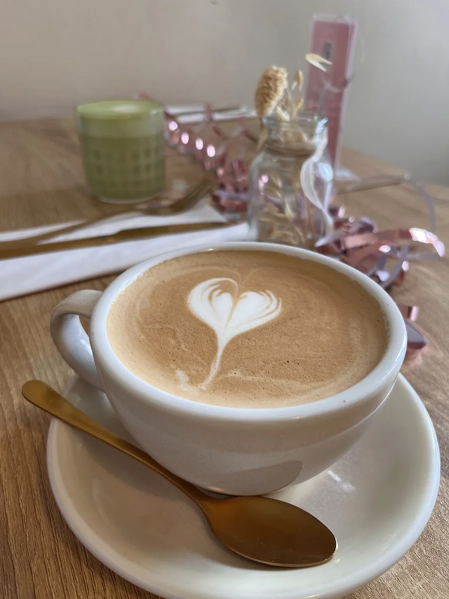 TRUCYS Café BREAKFAST TAPAS Winterhuder Weg – Cappuccino in Hamburg