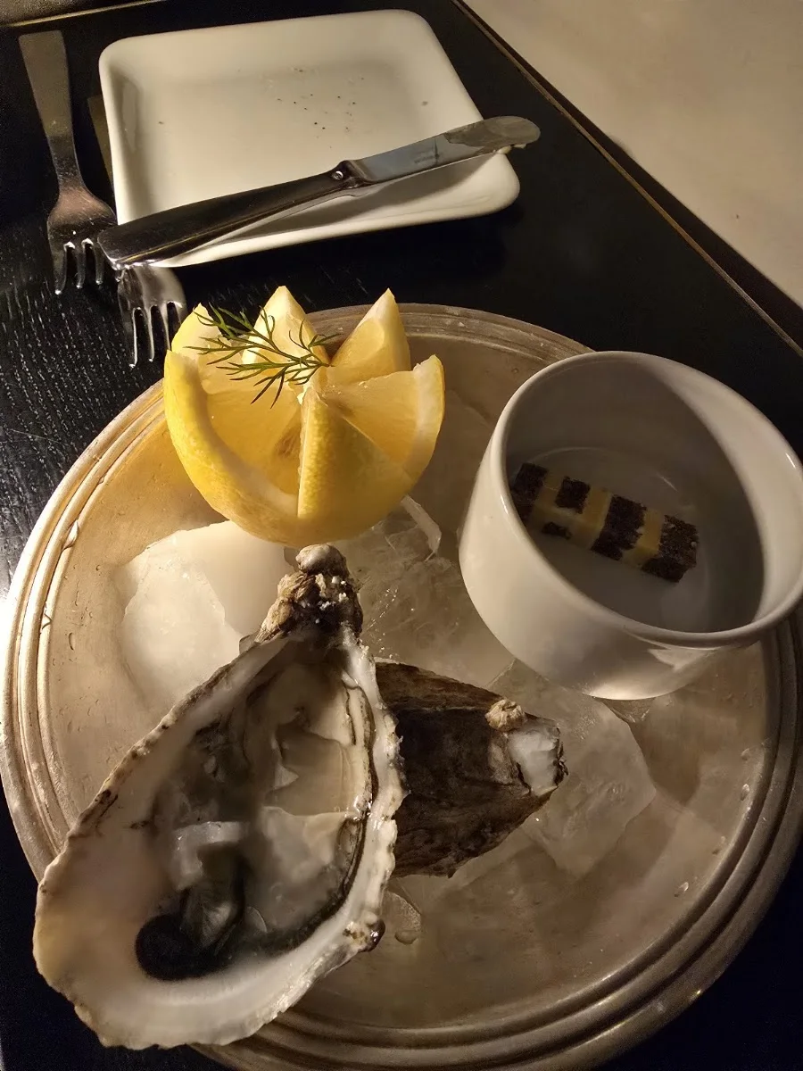 [m]eatery restaurant & botanist bar Hamburg – Austern in Hamburg