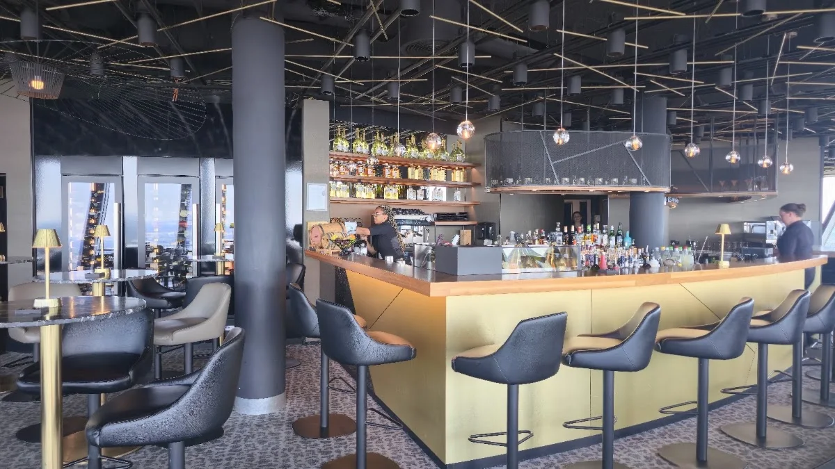 QOMO Restaurant & Bar – Atmosphäre in Düsseldorf, Nordrhein-Westfalen