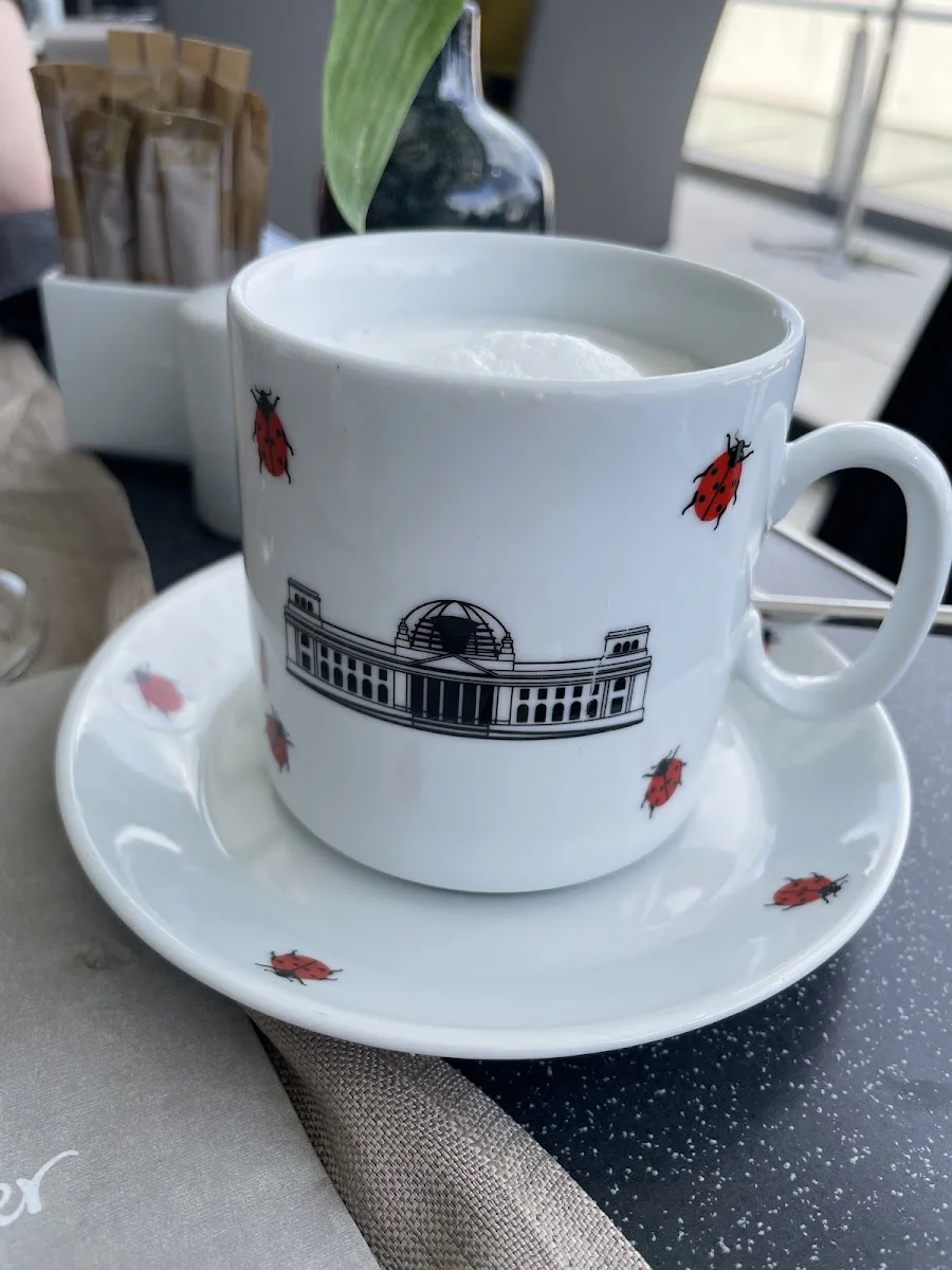 Käfer DACHGARTEN-RESTAURANT im Deutschen Bundestag – Cappuccino in Berlin