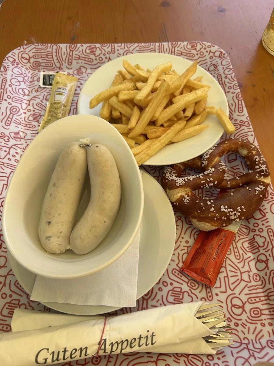 Hirschau im Englischen Garten – Bratwurst in München, Bayern