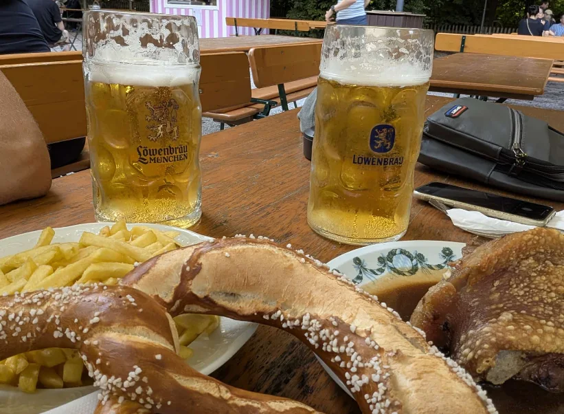 Hirschau im Englischen Garten – Brezel in München, Bayern
