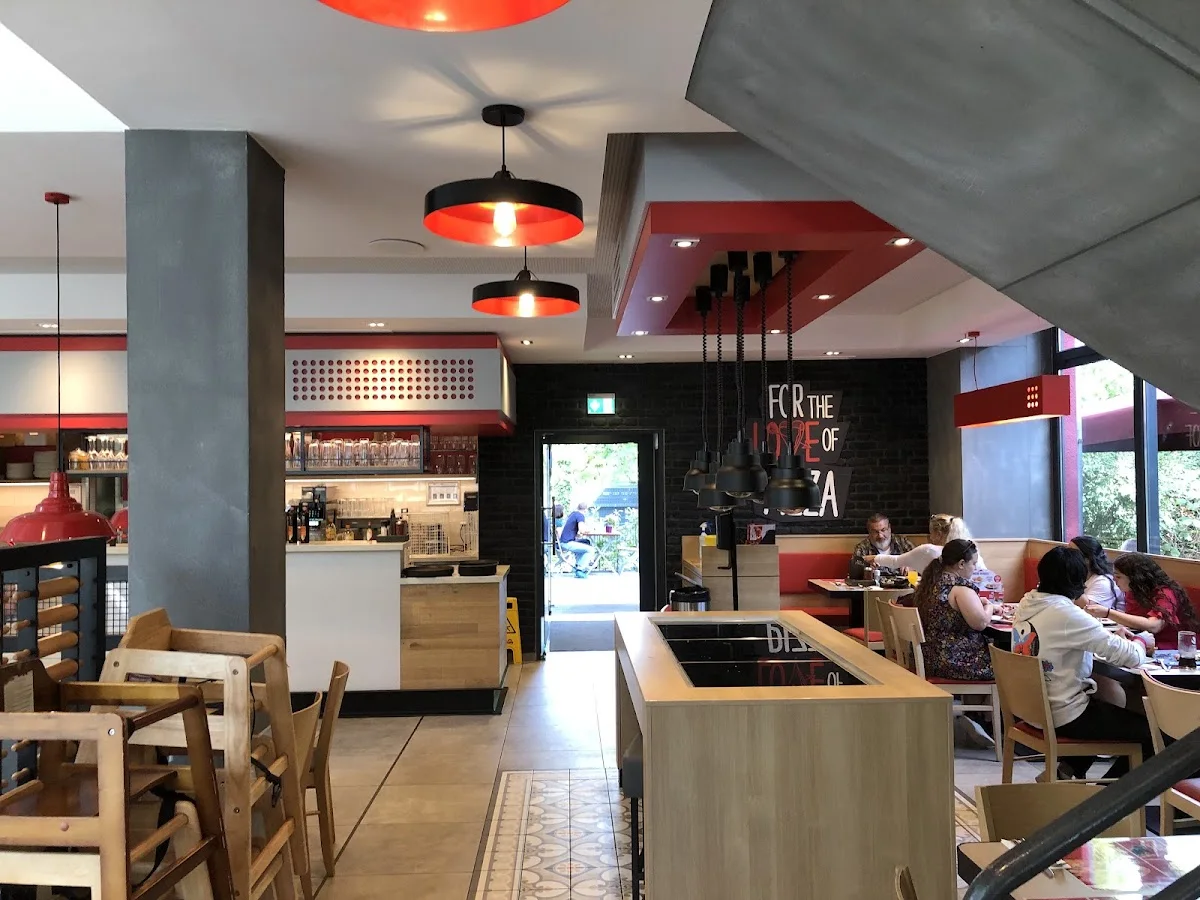 Pizza Hut Restaurant am Stachus – Atmosphäre in München, Bayern