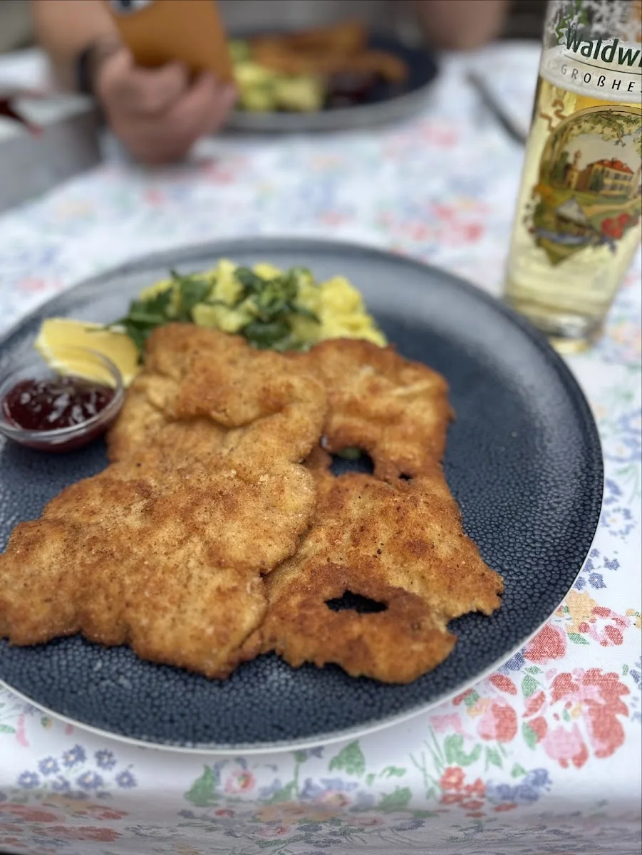 Waldwirtschaft Großhesselohe - Biergarten: täglich bei schönem Wetter ab 10:00 Uhr - Restaurant : Mo & Di Ruhetag – Wiener Schnitzel in Pullach im Isartal, Bayern