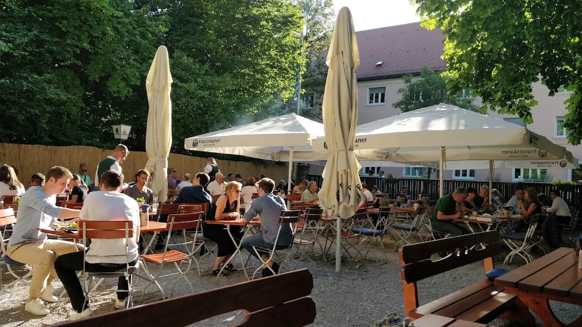 Brunnwart – Hirschau im Englischen Garten in München, Bayern