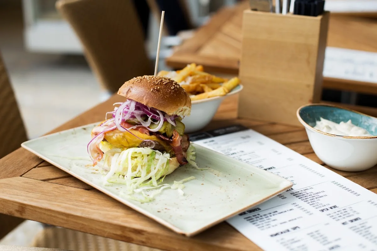 Upper Burger Grill – Essen und Trinken in Berlin