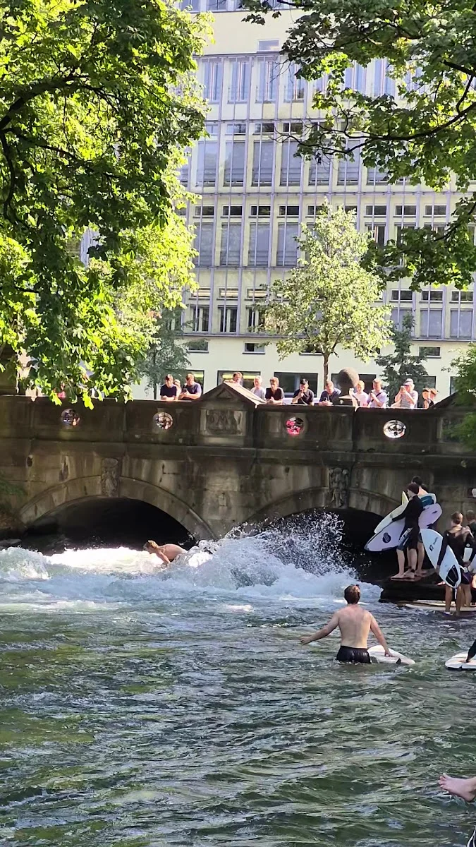 Eisbachwelle – Sehenswürdigkeit in München, Bayern