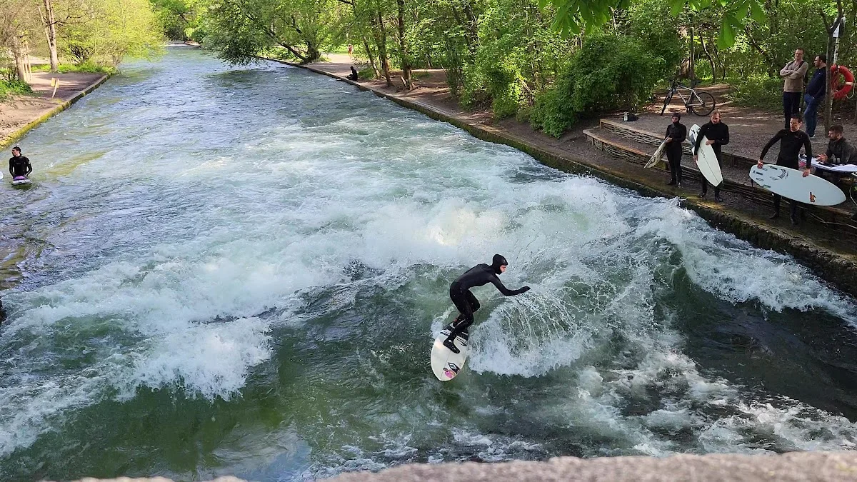Eisbachwelle – Sehenswürdigkeit in München, Bayern